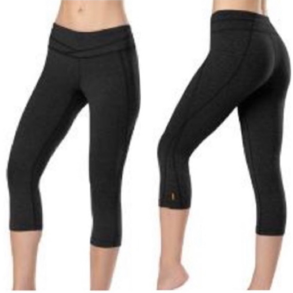 Lucy Mid-Rise Capri Tight Leggings‎ in Black, Cropped Yoga Pants, Size Small